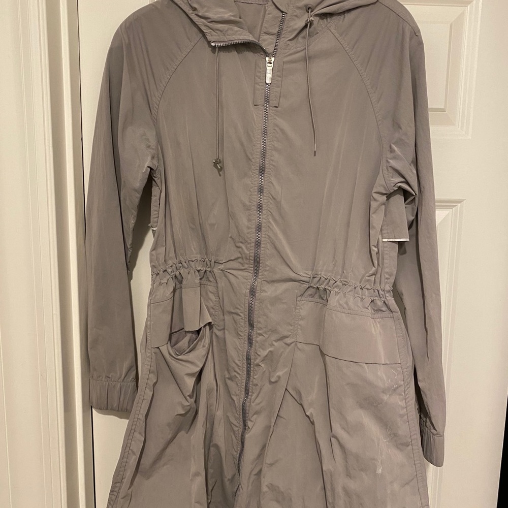 Lululemon taupe windbreaker / raincoat